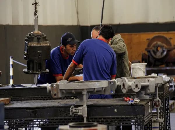 Equipe técnica FB Bombas montando bombas industriais na fábrica de Cabreúva-SP