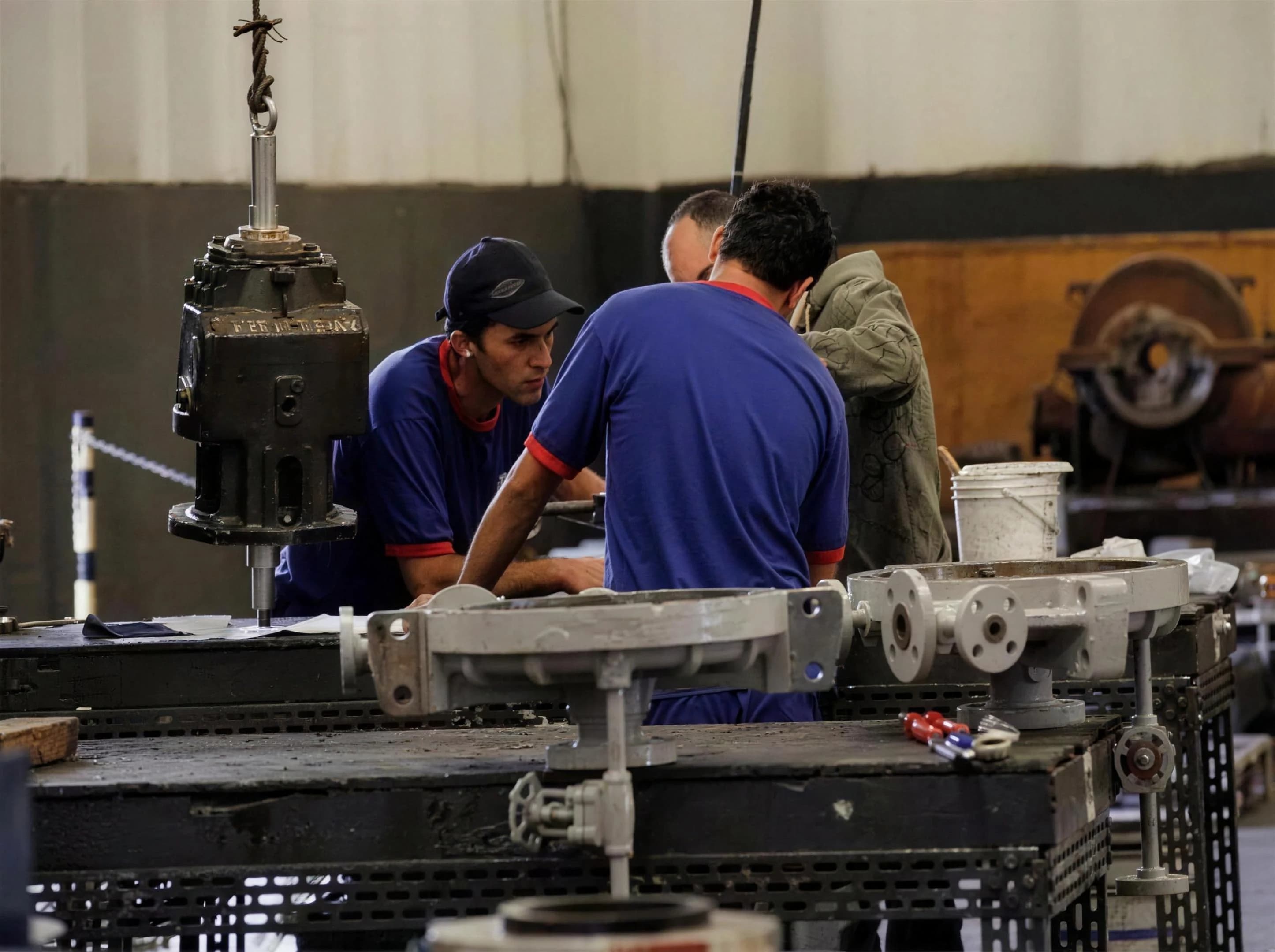 Equipe técnica FB Bombas montando bombas industriais na fábrica de Cabreúva-SP